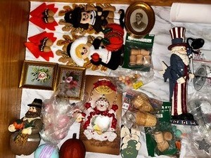 lot 181 image: Variety of Holiday Decorations