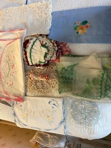 lot 180 image: Variety of Vintage Table Clothes and Linens