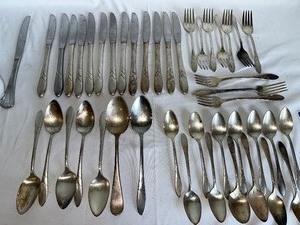 lot 25 image: Antique Lady Hamilton By Community 1932 Silverware