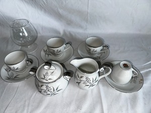 lot 26 image: Vintage Fine Seyei China 4 Teacups, 4 Saucers, Sugar & Creamer