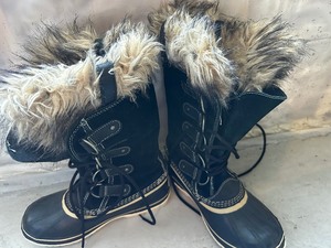 lot 57 image: Womens Sorel Snow Boots Size 9
