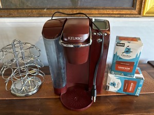 lot 63 image: Keurig Coffee Maker With Caribou Blend Coffee Pods And Storage Rack