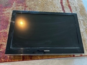 lot 75 image: Samsung TV 47 Inches Sound Bars And Speakers
