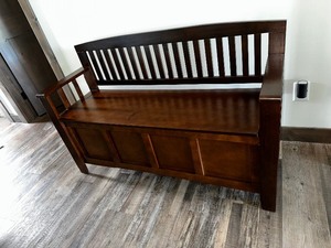 lot 86 image: Like New Wood Storage Bench