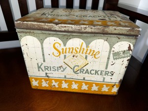 lot 87 image: Vintage Sunshine Krispy Crackers Tin