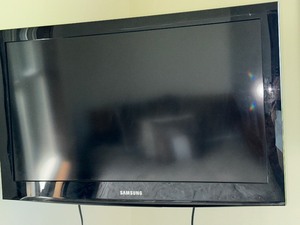 lot 88 image: 32 Samsung Television with Remote