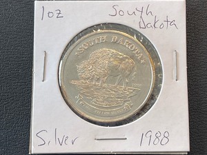 lot 16 image: 1988 South Dakota 1 Ounce .999 Fine Silver Round