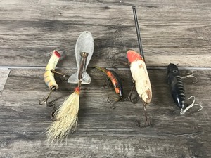 lot 220 image: Lot of 5 Vintage Fishing Lures