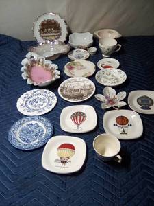 lot 192 image: 20 Assorted pieces of Porcelainpottery-4 hot air balloon plates, oval ornate dish, Views of London, English Staffoedshire plate, Liberty Blue Wedgewood plate and more