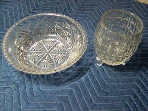 lot 186 image: Clear glass bowl and footed vase