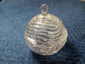 lot 184 image: Heavy Clear glass covered candy dish