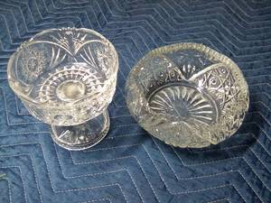 lot 183 image: 2 Heavy glass dishes