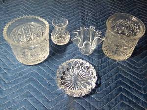 lot 178 image: Assorted glass pieces