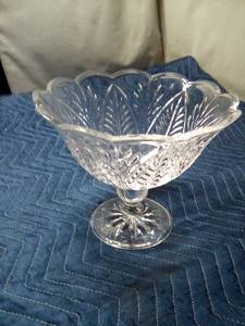lot 168 image: Wheat leaf designed stemmed bowl