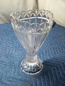 lot 169 image: Heavy glass vase. Could be lead crystal but no label