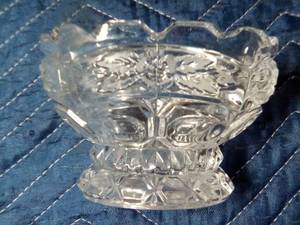 lot 158 image: 2 small matching compote bowls and short stemmed vase