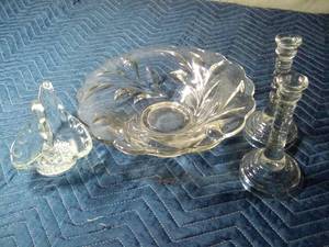 lot 144 image: Glass swan, candle holder and fruit bowl