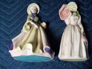 lot 128 image: 2 Chalkware and 1 woman figurines