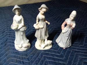 lot 122 image: 3 Porcelain figurines