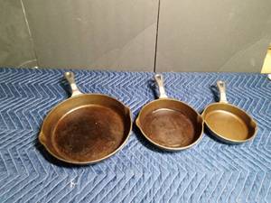 lot 51 image: 3 cast iron skillets