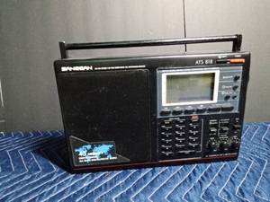 lot 61 image: All band MWFMSWLW battery operated radio