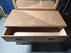 lot 70 image: Solid wood 3 drawer dresser with mirror