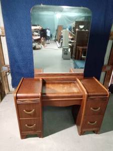 lot 76 image: Vintage solid wood vanity with mirror (matches lot #73