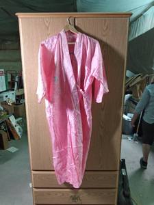 lot 80 image: Womens oriental embroidered robe