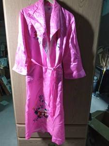 lot 81 image: Womens oriental embroidered robe