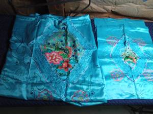lot 88 image: Oriental embroidered bed spread and 2 matching pillowcases