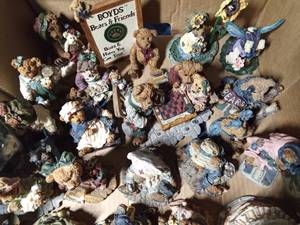 lot 252 image: Lot of Boyds Bears and Friends collector figurines