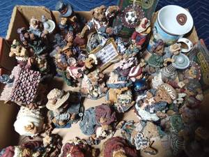 lot 254 image: Lot of Boyds Bears and Friends collector figurines