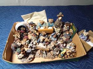 lot 256 image: Lot of Boyds Bears and Friends collector figurines
