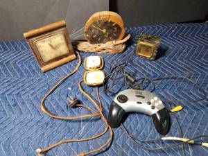 lot 293 image: 4 vintage clocks and 1 game controller