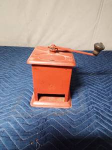 lot 295 image: Vintage coffee grinder