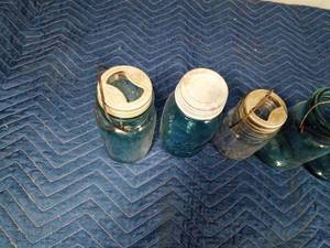 lot 303 image: 6 Canning jars with 5 lids