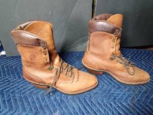 lot 312 image: Chippewa riding boots