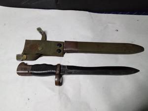 lot 318 image: Bayonet with sheath with ET25228A on knife blade