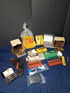 lot 338 image: Empty shell cases, special shot buffer, Winchester 12 gauge AA plastic reloading wads, sight mount, pistol belt holster and new damage sc rew fremoving kits