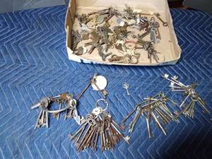 lot 348 image: Flat of vintage keys