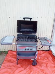 lot 3 image: Propane grill with a full tank of propane