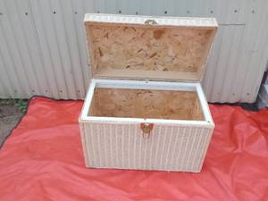 lot 7 image: Wicker trunk