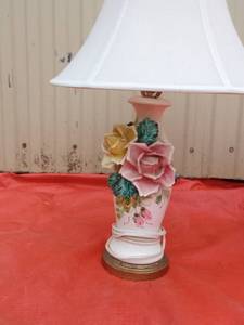 lot 17 image: 2 Vintage lamps