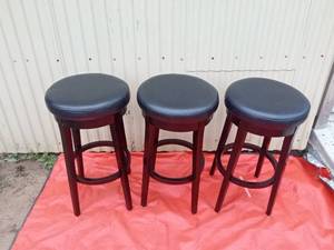 lot 20 image: 3 Bar stools