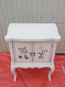 lot 21 image: Cabinet