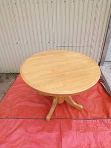 lot 23 image: Solid round oak kitchen table