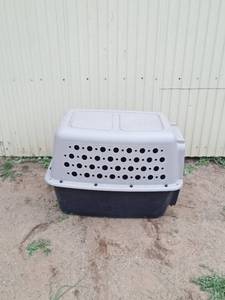 lot 30 image: Large Pet Champion dog kennel
