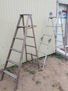 lot 32 image: Versa brand aluminum adjustable ladder and a wood ladder