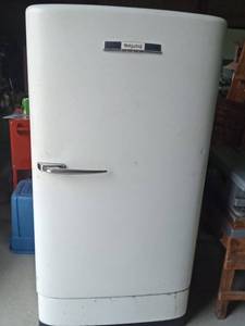 lot 34 image: Vintage Hotpoint frig