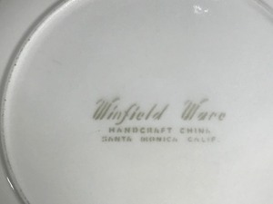 lot 374 image: Winfield Ware Dishware - 6 Large Plates - 2 Small Plates & 1 Platter Tray